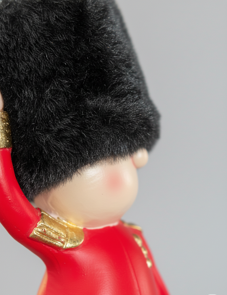 Hanka Home Royal Guard Statue – Charming Ceremonial Soldier Figurine with Faux Fur Bearskin Hat – Collectible Palace Souvenir Figure for Home Decor & Office Desk – Iconic Sentry Gift