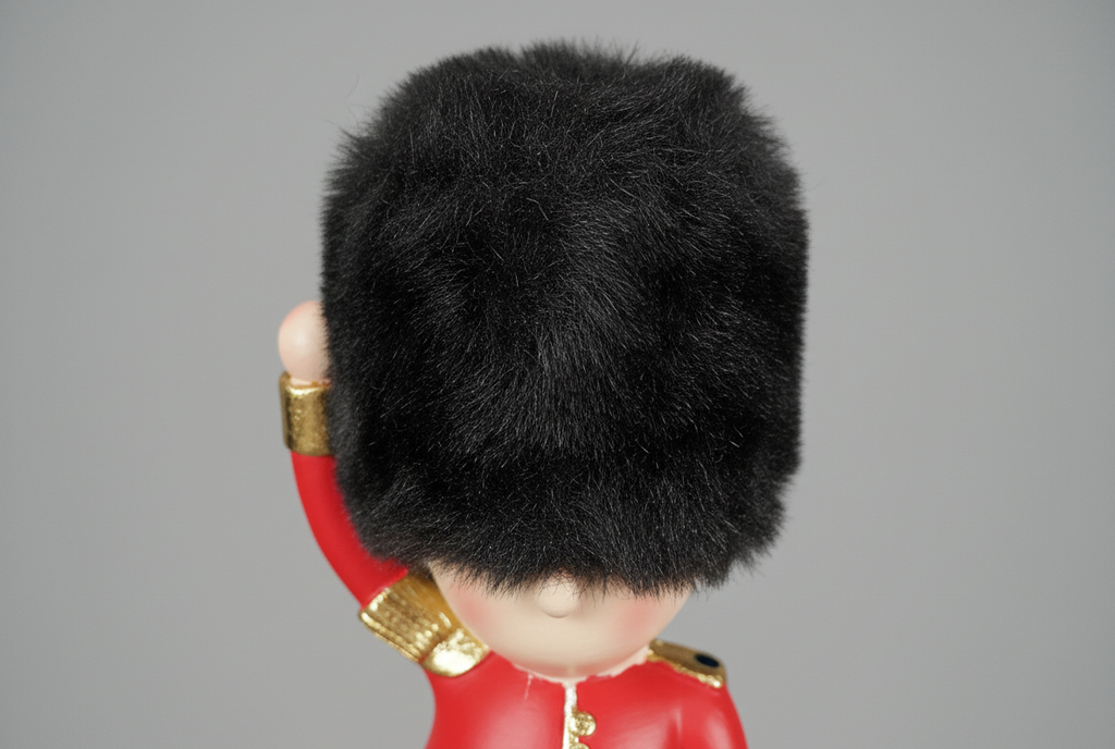 Hanka Home Royal Guard Statue – Charming Ceremonial Soldier Figurine with Faux Fur Bearskin Hat – Collectible Palace Souvenir Figure for Home Decor & Office Desk – Iconic Sentry Gift